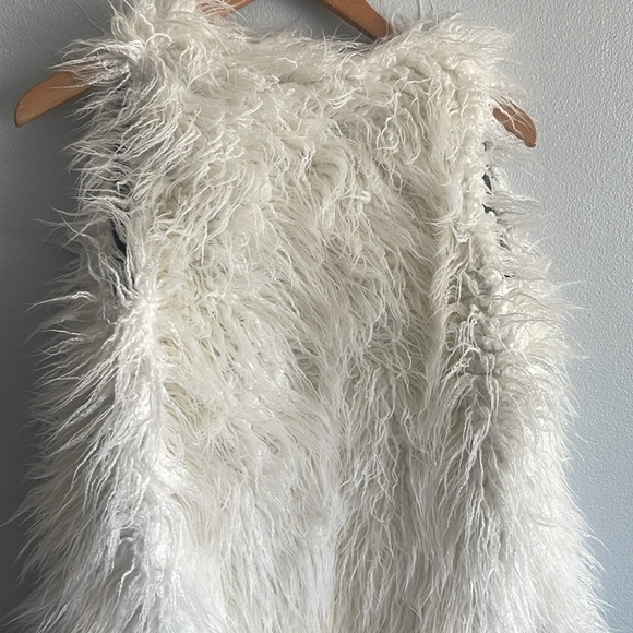 Black and White Faux Fur Vest - Picture 7 of 7